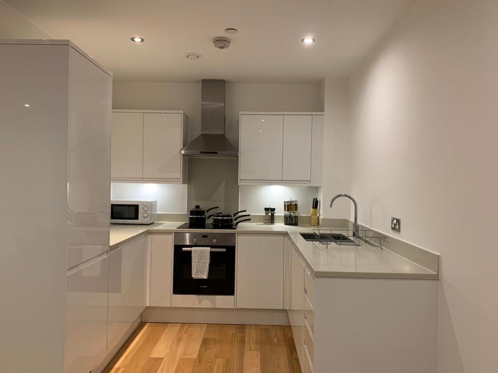 Modern 2 Bed 2 Bath Apartment In Central Croydon! 외부 사진