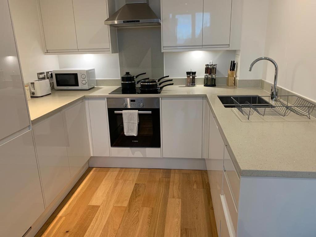 Modern 2 Bed 2 Bath Apartment In Central Croydon! 외부 사진
