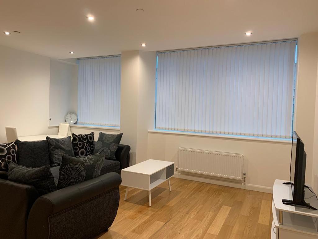 Modern 2 Bed 2 Bath Apartment In Central Croydon! 외부 사진