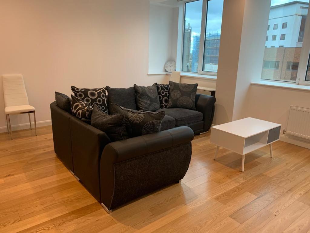 Modern 2 Bed 2 Bath Apartment In Central Croydon! 외부 사진